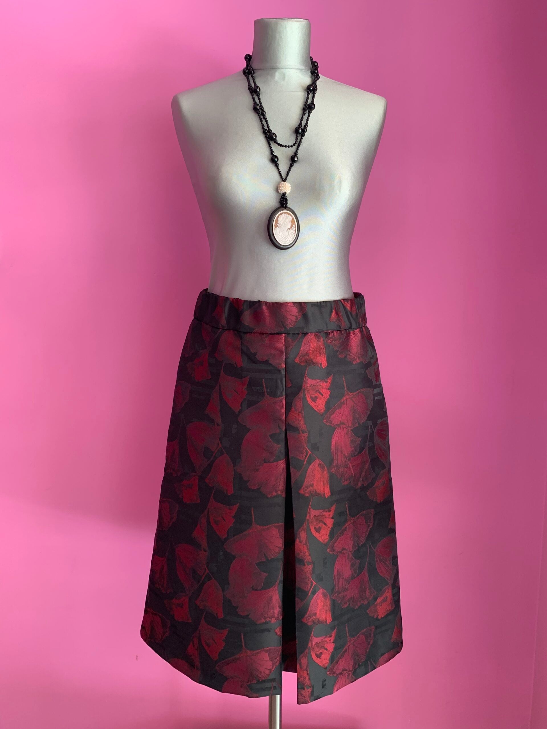 Gonna Fonda Isabel Allende in broccato rosso e nero