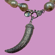 Collana TALISMANI con PERLE coltivate barocche - chiusura gioiello Argento 925 - cm 85 - con charms Corno