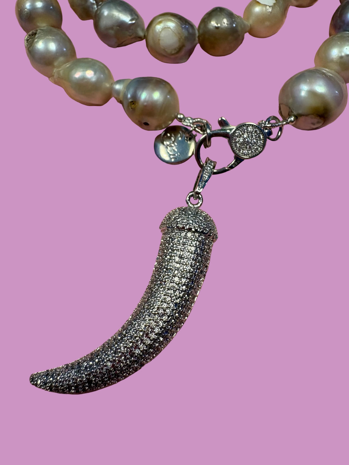 Collana TALISMANI con PERLE coltivate barocche - chiusura gioiello Argento 925 - cm 85 - con charms Corno