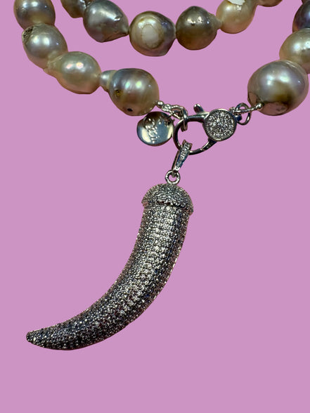 Collana TALISMANI con PERLE coltivate barocche - chiusura gioiello Argento 925 - cm 85 - con charms Corno