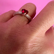 Anello MON COEUR oro rosa con zirconi bianchi/rubino