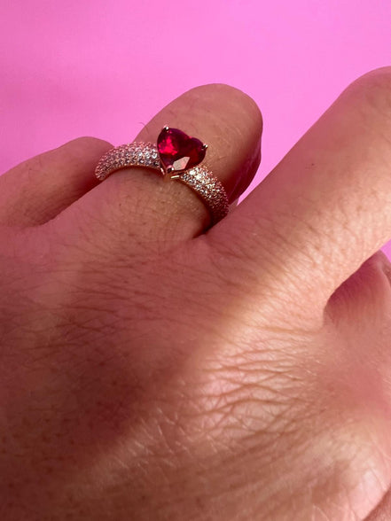 Anello MON COEUR oro rosa con zirconi bianchi/rubino