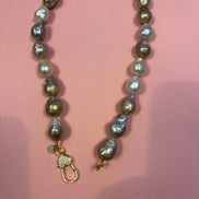 Collana Luce con PERLE coltivate barocche - chiusura gioiello - cm 48- con charms Luce