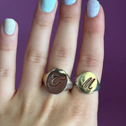 Freedom – Anello Chevalier con lettera oro 18kt e argento 925