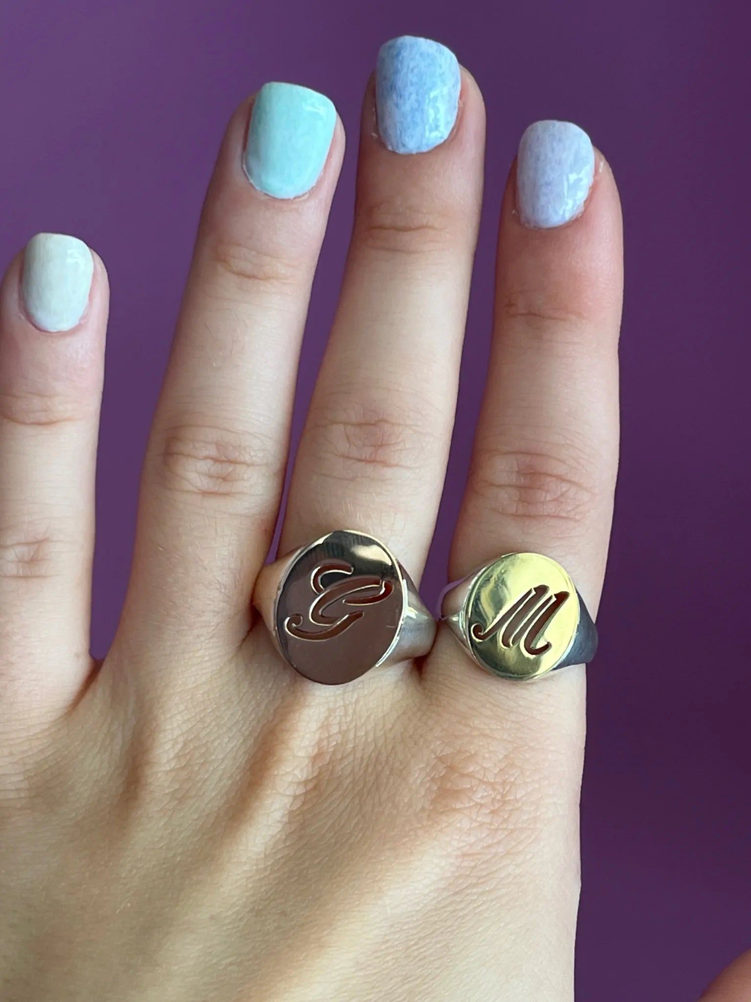 Freedom – Anello Chevalier con lettera oro 18kt e argento 925