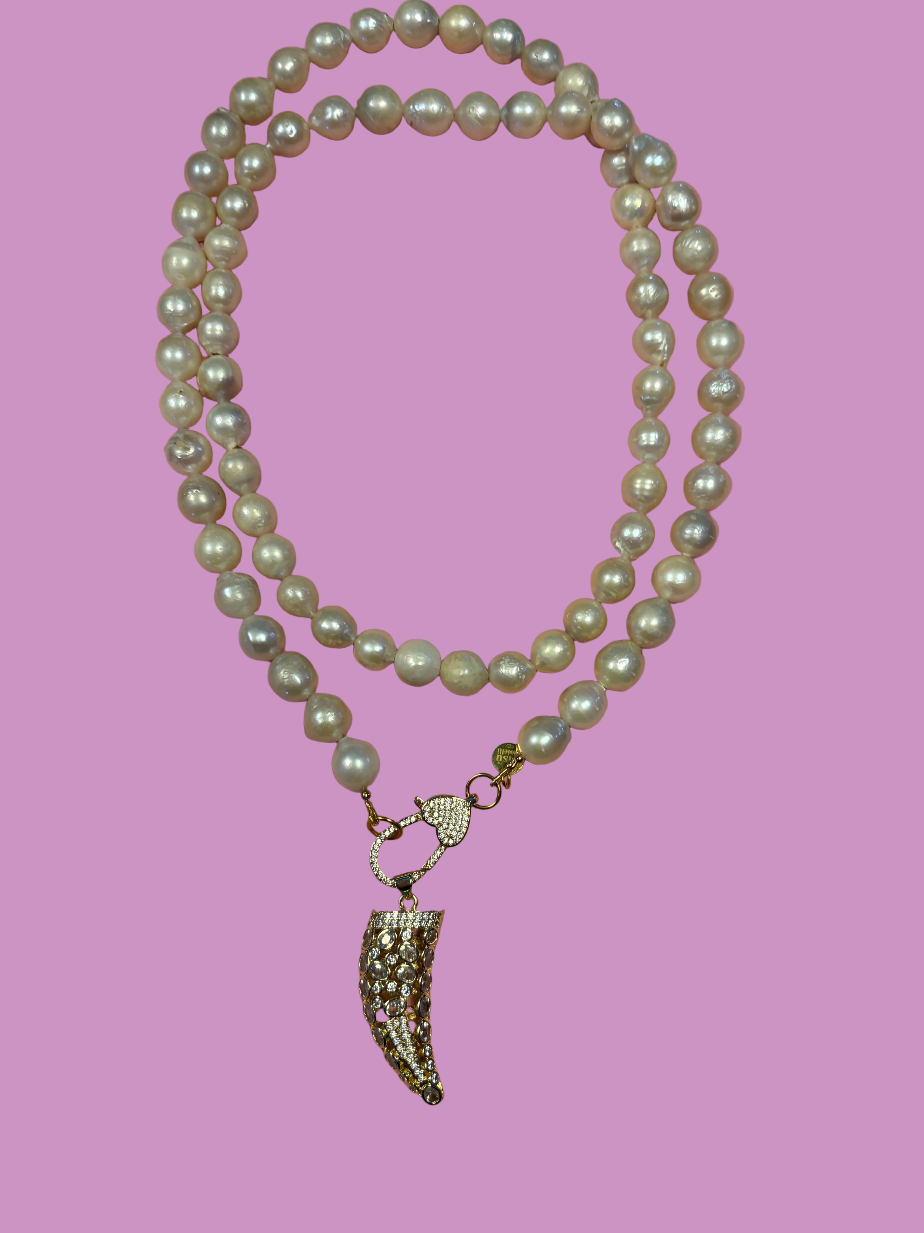 Collana TALISMANI con PERLE coltivate barocche - chiusura gioiello- cm 85 - con charms Corno