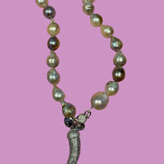 Collana TALISMANI con PERLE coltivate barocche - chiusura gioiello Argento 925 - cm 85 - con charms Corno