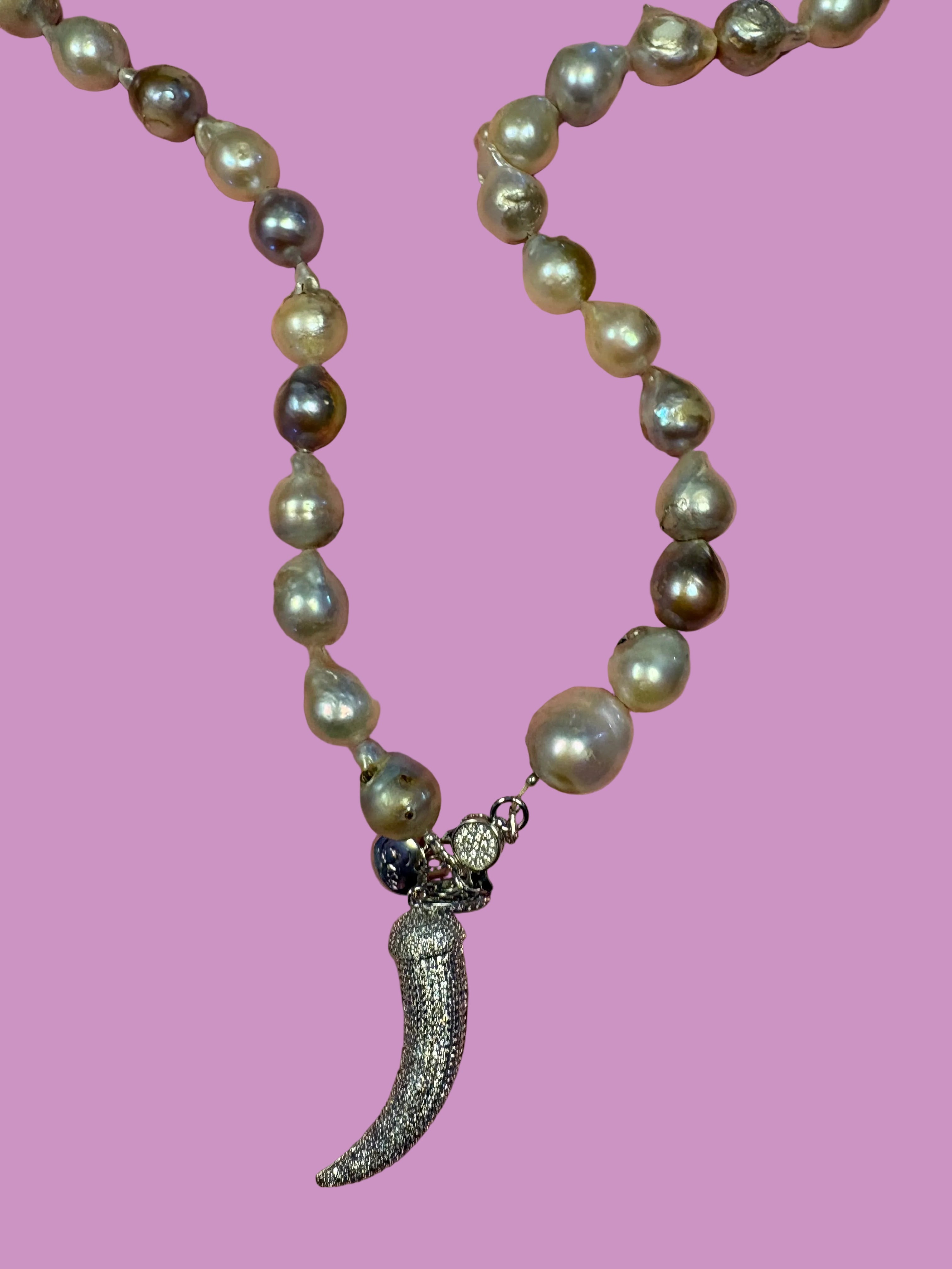 Collana TALISMANI con PERLE coltivate barocche - chiusura gioiello Argento 925 - cm 85 - con charms Corno