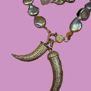 Collana TALISMANI con PERLE coltivate pastiglia barocche - chiusura gioiello Argento 925 - cm 85 - con charms Corni