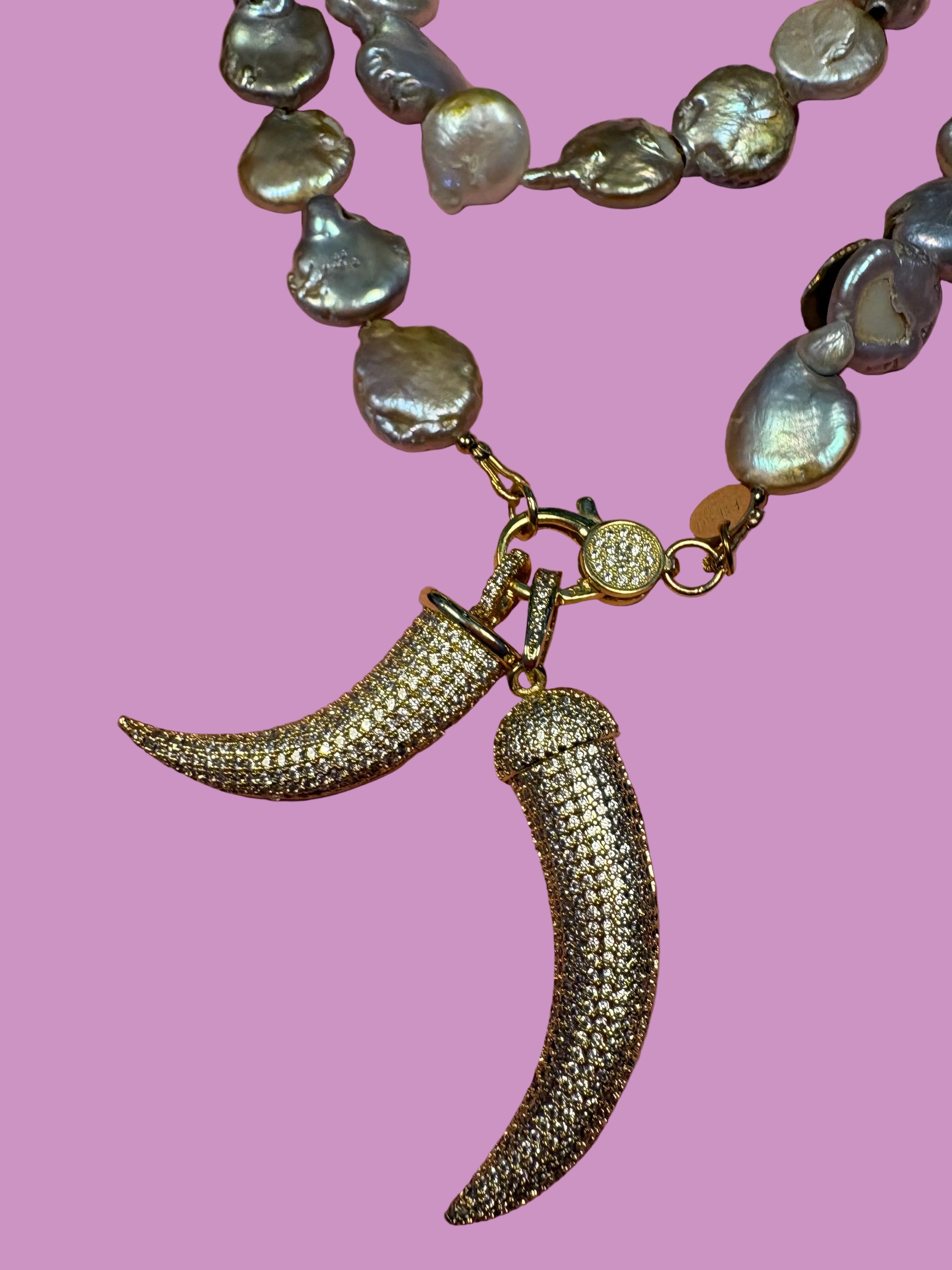 Collana TALISMANI con PERLE coltivate pastiglia barocche - chiusura gioiello Argento 925 - cm 85 - con charms Corni