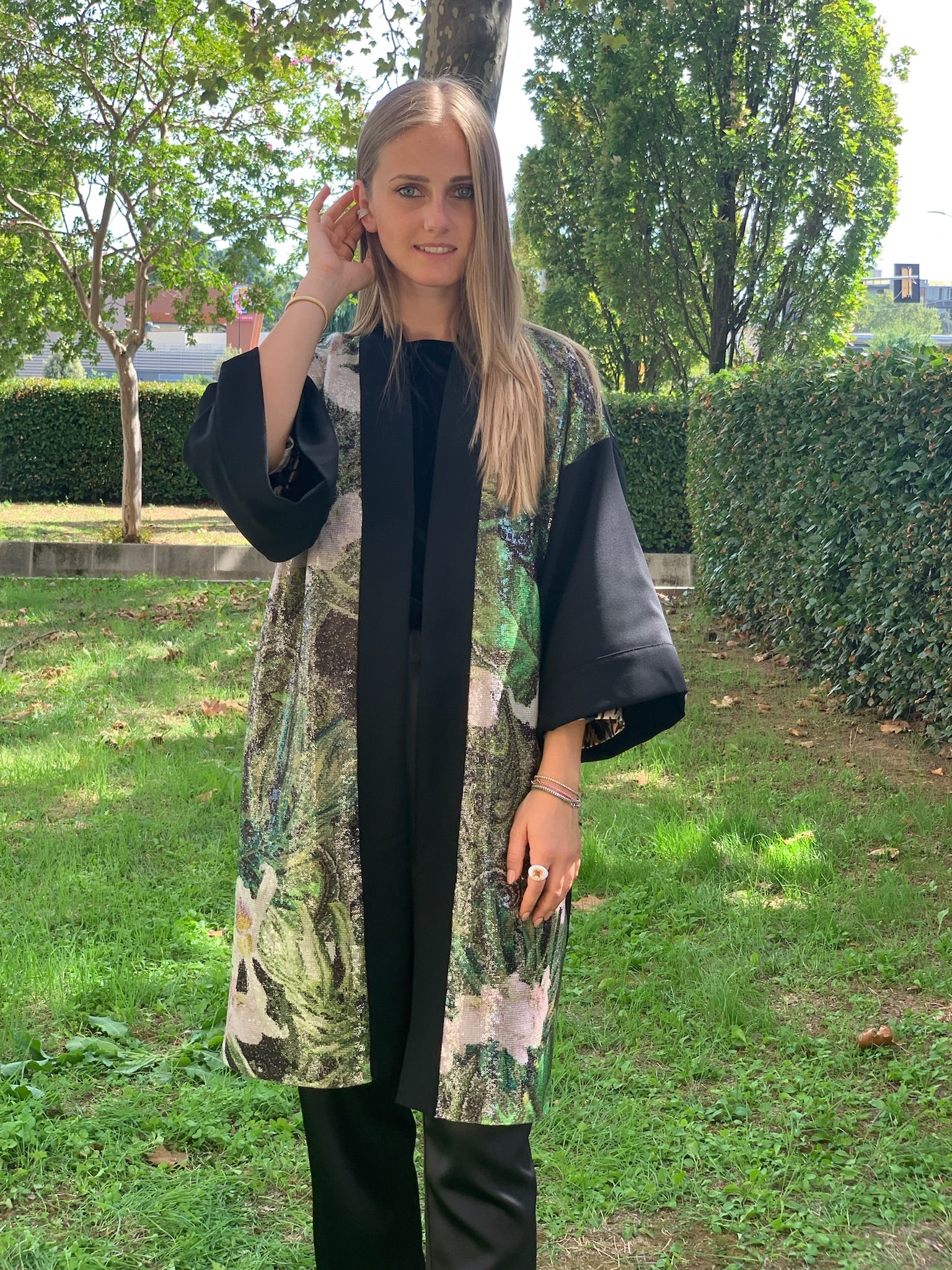 Mishima - Kimono (foderato in raso) in foulé 100% lana con pannello di paillettes floreali sul davanti