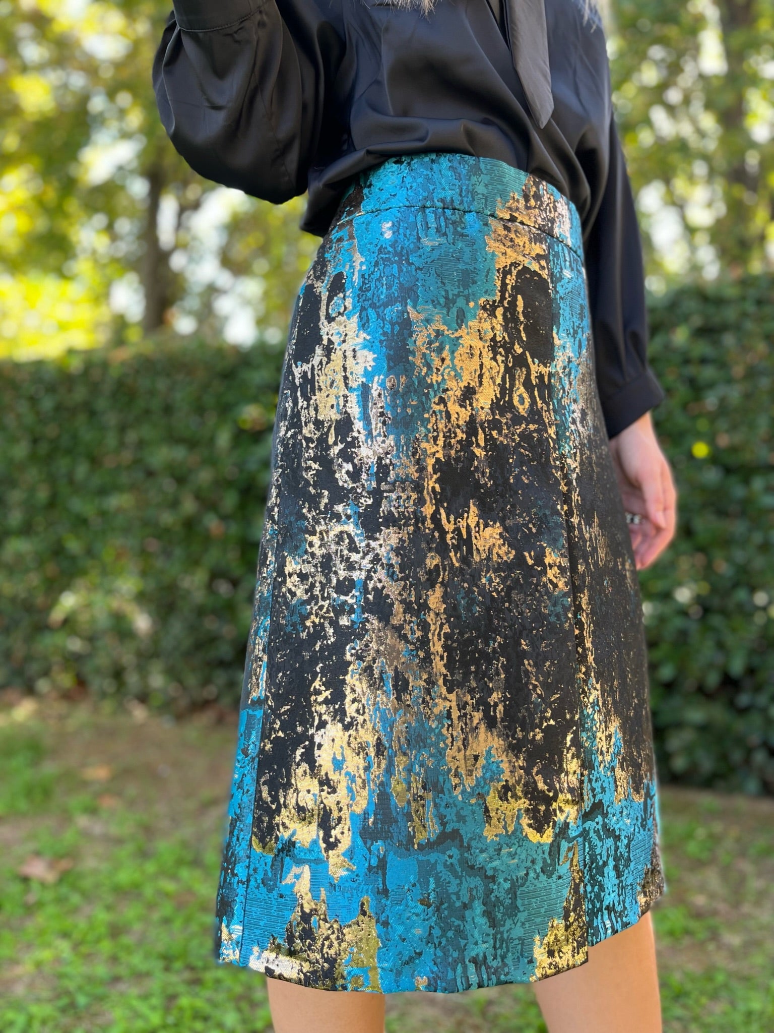 Isabel Allende - Gonna Fonda in broccato oro, turchese e nero