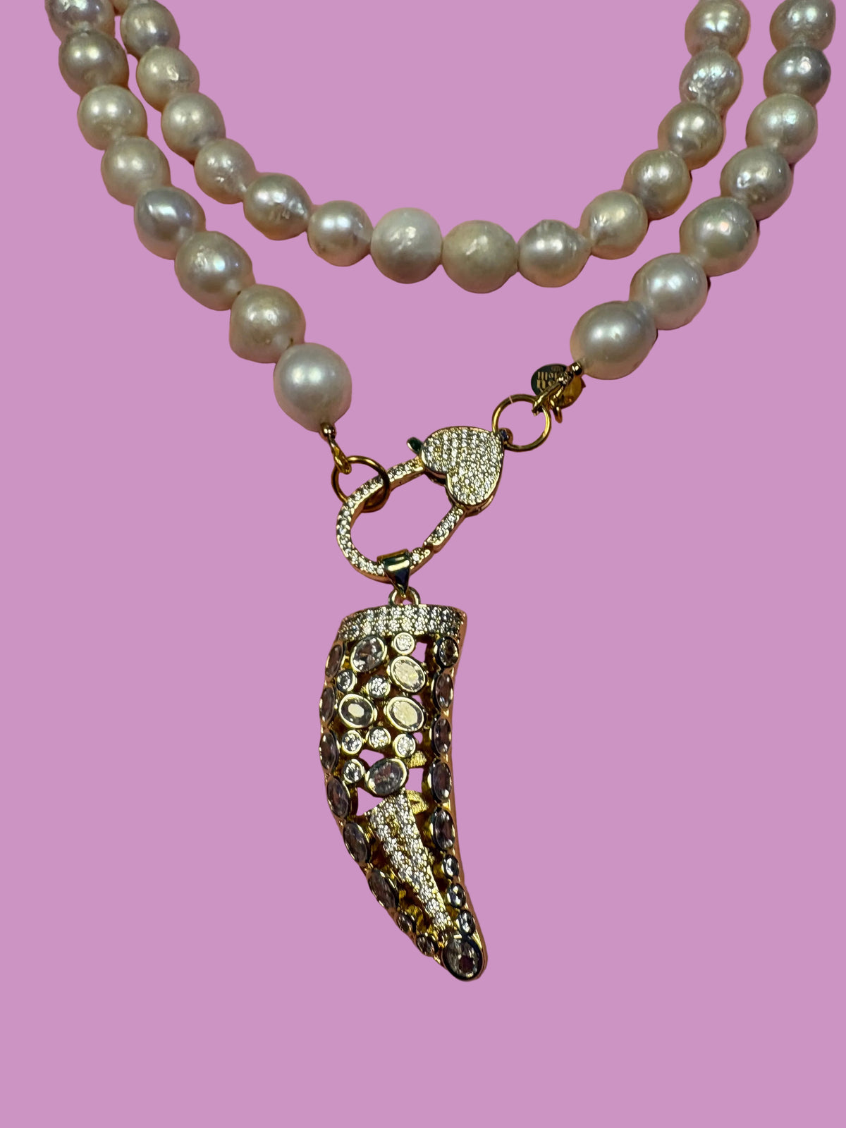 Collana TALISMANI con PERLE coltivate barocche - chiusura gioiello- cm 85 - con charms Corno