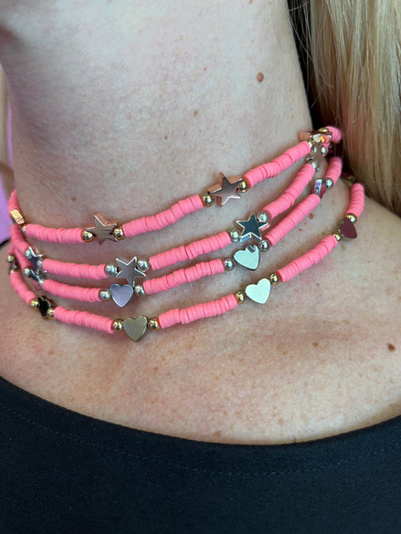 Collier rondelle rosa salmone con cuori o stelle