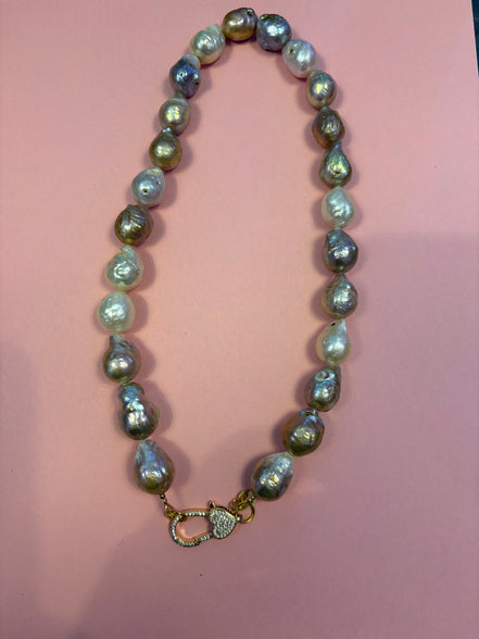 Collana Luce con PERLE coltivate barocche - chiusura gioiello - cm 48- con charms Luce