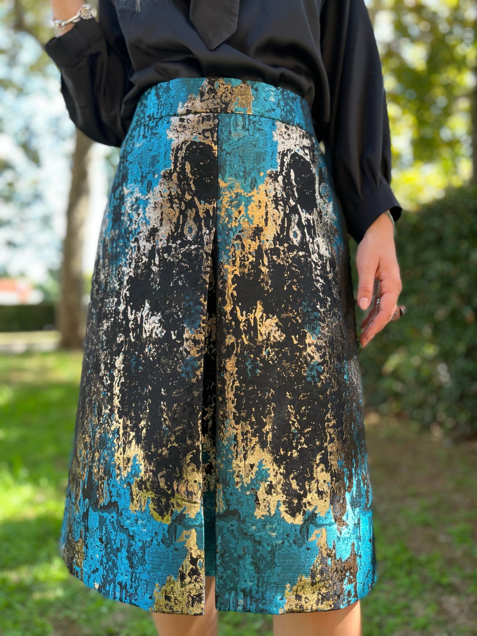 Isabel Allende - Gonna Fonda in broccato oro, turchese e nero