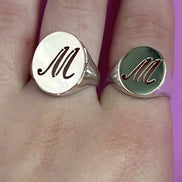 Freedom – Anello Chevalier con lettera oro 18kt e argento 925