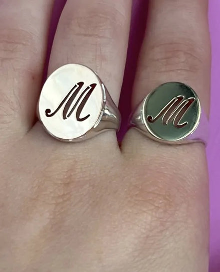 Freedom – Anello Chevalier con lettera oro 18kt e argento 925