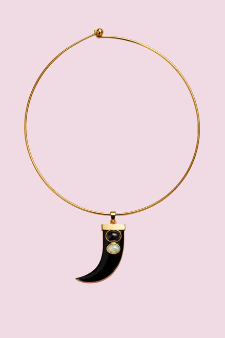 Girocollo Rigido “Filo di Luce” – Talismani in Acciaio Gold con Charm Corno Smaltato