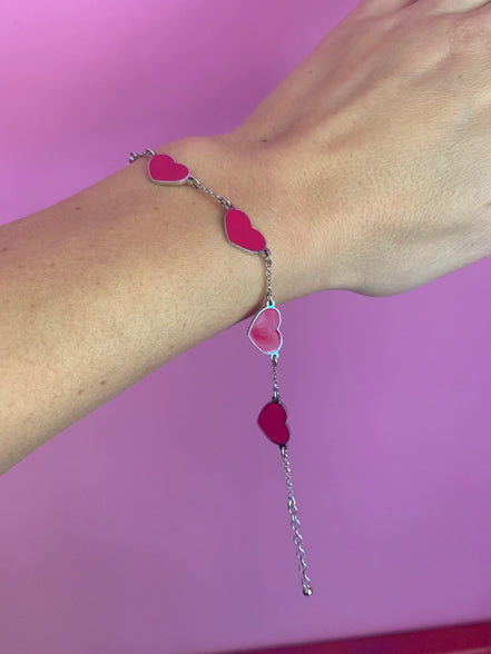 Braccialetto smaltato con 5 cuori smaltati fucsia acceso