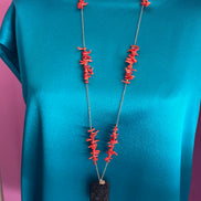 Collezione mediterranea - Collana con corallo rosso naturale e pendente di giada nera