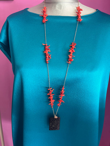 Collezione mediterranea - Collana con corallo rosso naturale e pendente di giada nera