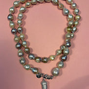 Collana TALISMANI con PERLE coltivate barocche - chiusura gioiello Argento 925 - cm 85 - con charms Corno