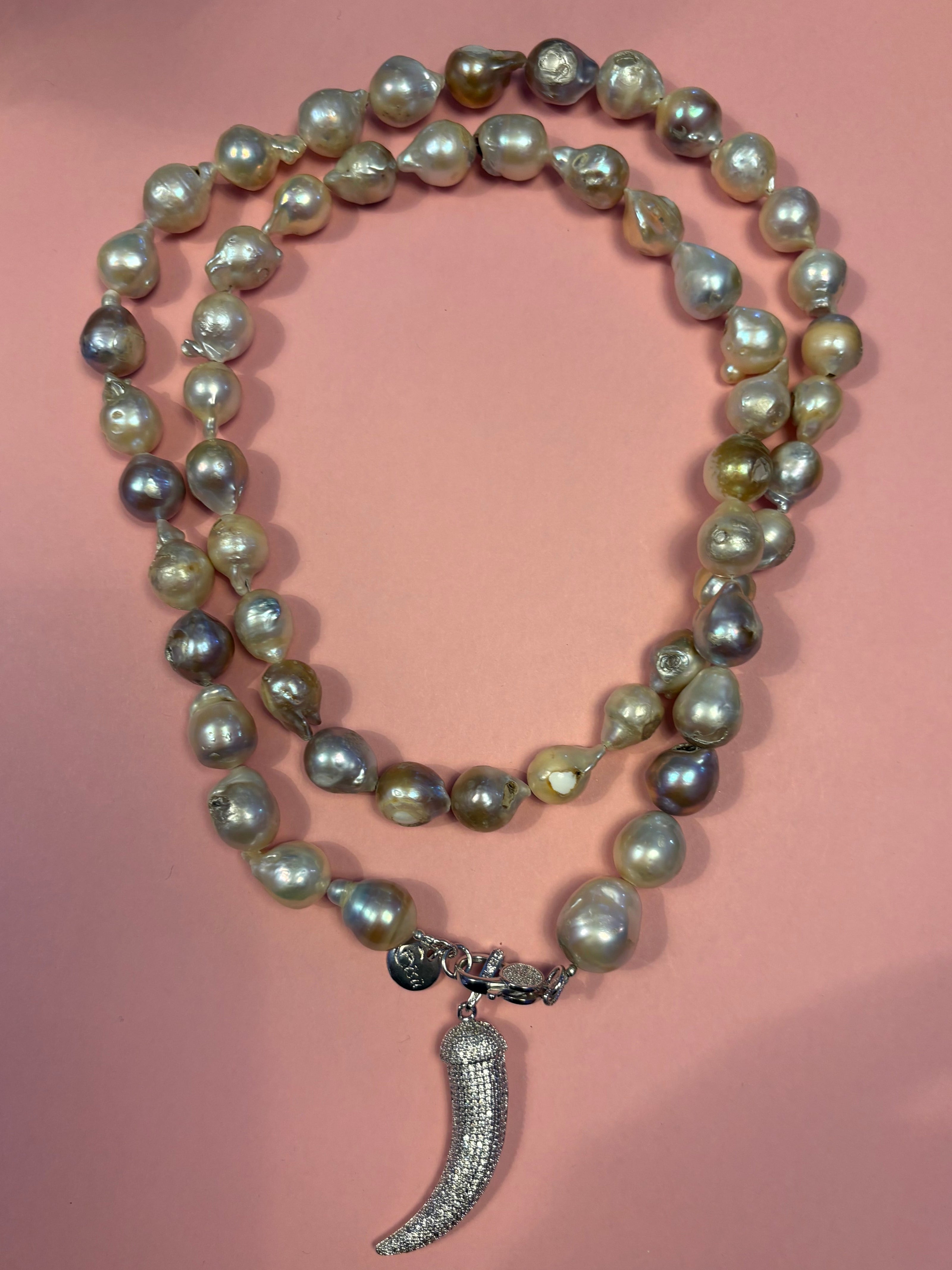 Collana TALISMANI con PERLE coltivate barocche - chiusura gioiello Argento 925 - cm 85 - con charms Corno