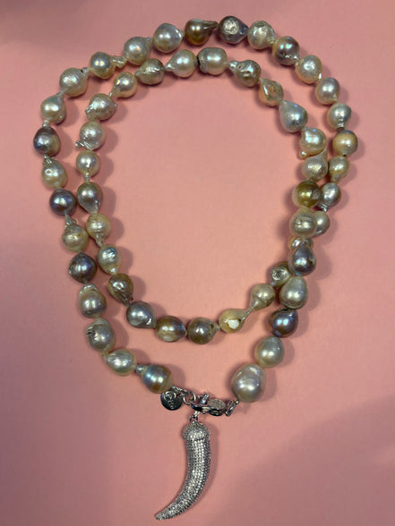 Collana TALISMANI con PERLE coltivate barocche - chiusura gioiello Argento 925 - cm 85 - con charms Corno