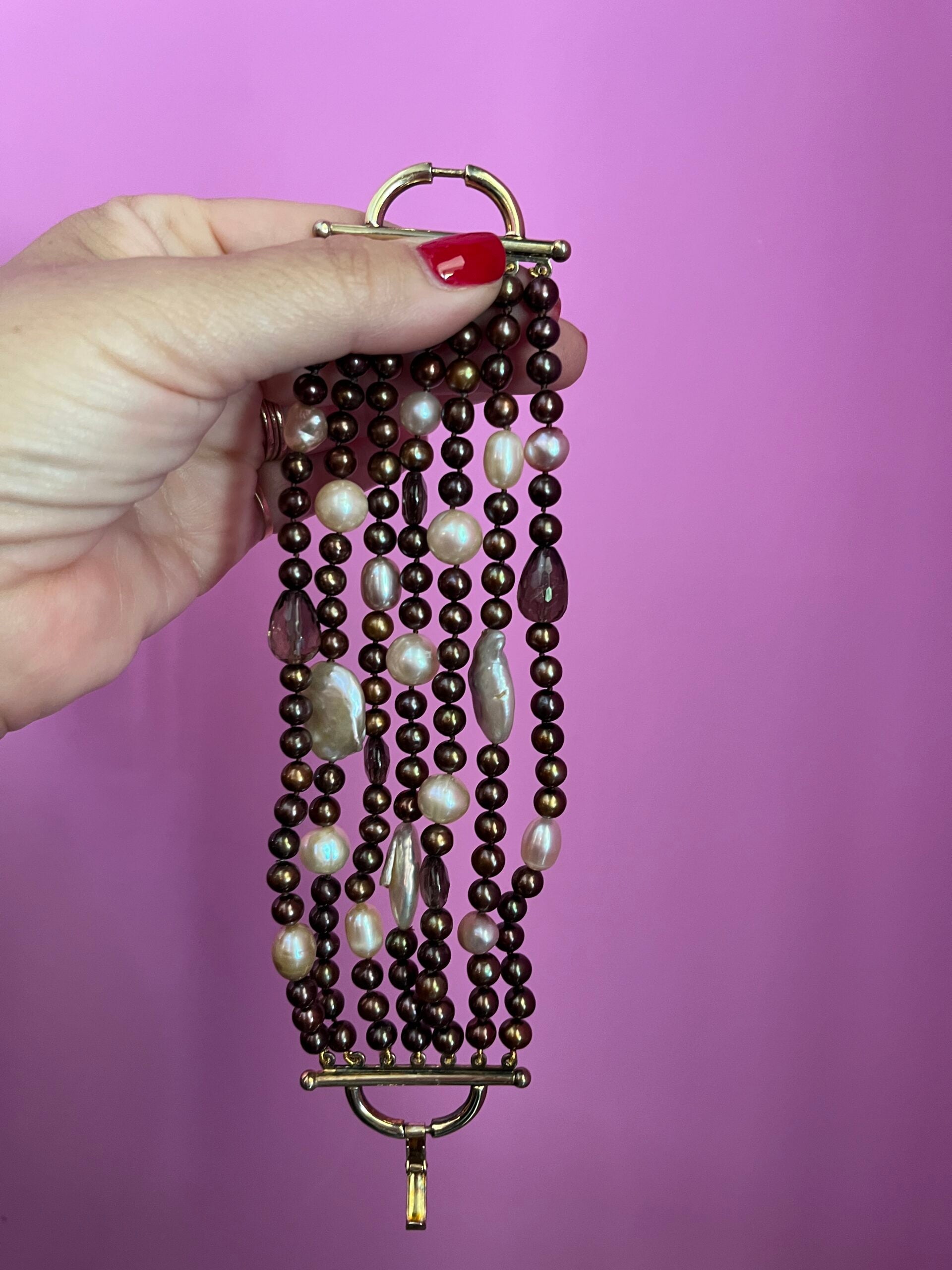 MAGNIFICO - Bracciale multifili - 7 file - perle brown e bianche coltivate barocche e piatte e topazio fumè