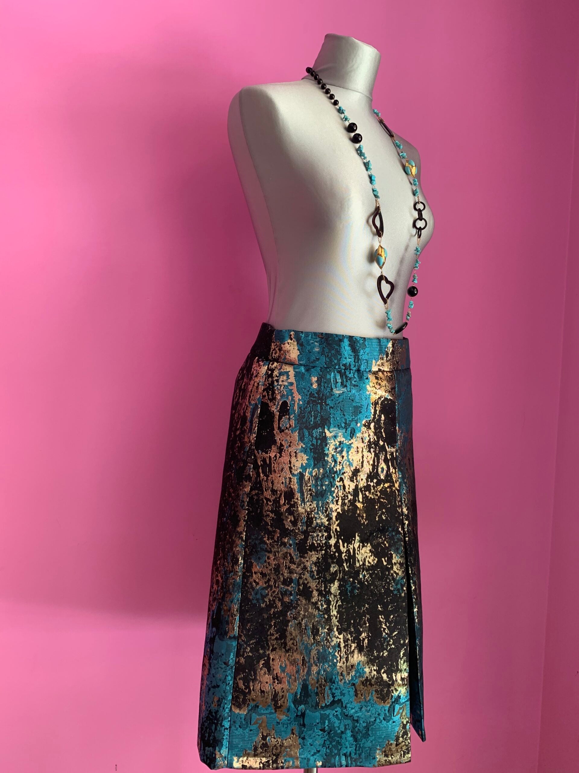 Isabel Allende - Gonna Fonda in broccato oro, turchese e nero