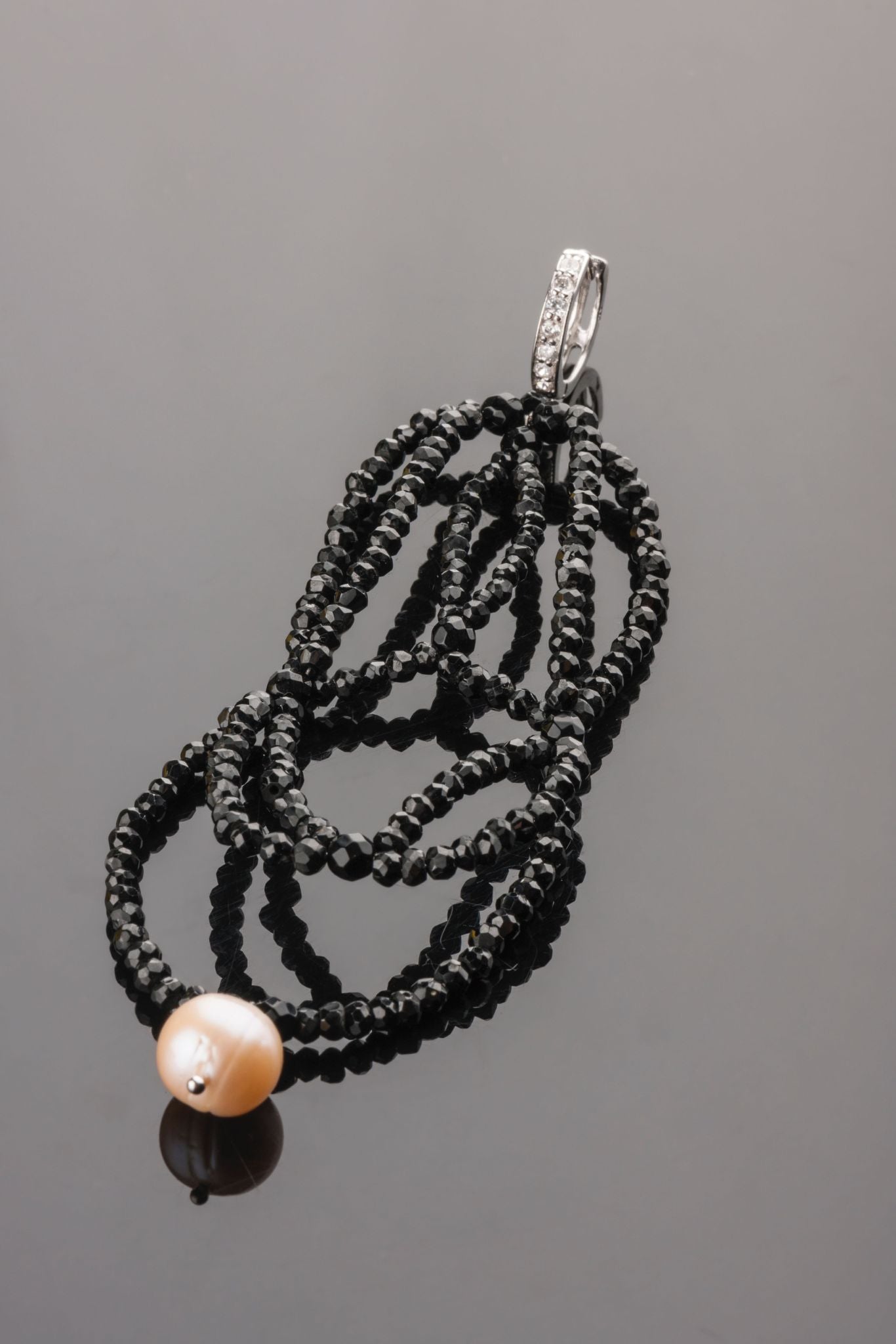 Collezione Arabesque- Orecchini spinello nero e perla coltivata