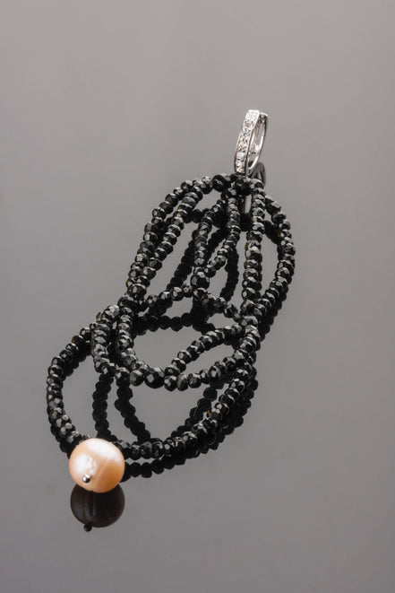 Collezione Arabesque- Orecchini spinello nero e perla coltivata