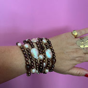 MAGNIFICO - Bracciale multifili - 7 file - perle brown e bianche coltivate barocche e piatte e topazio fumè