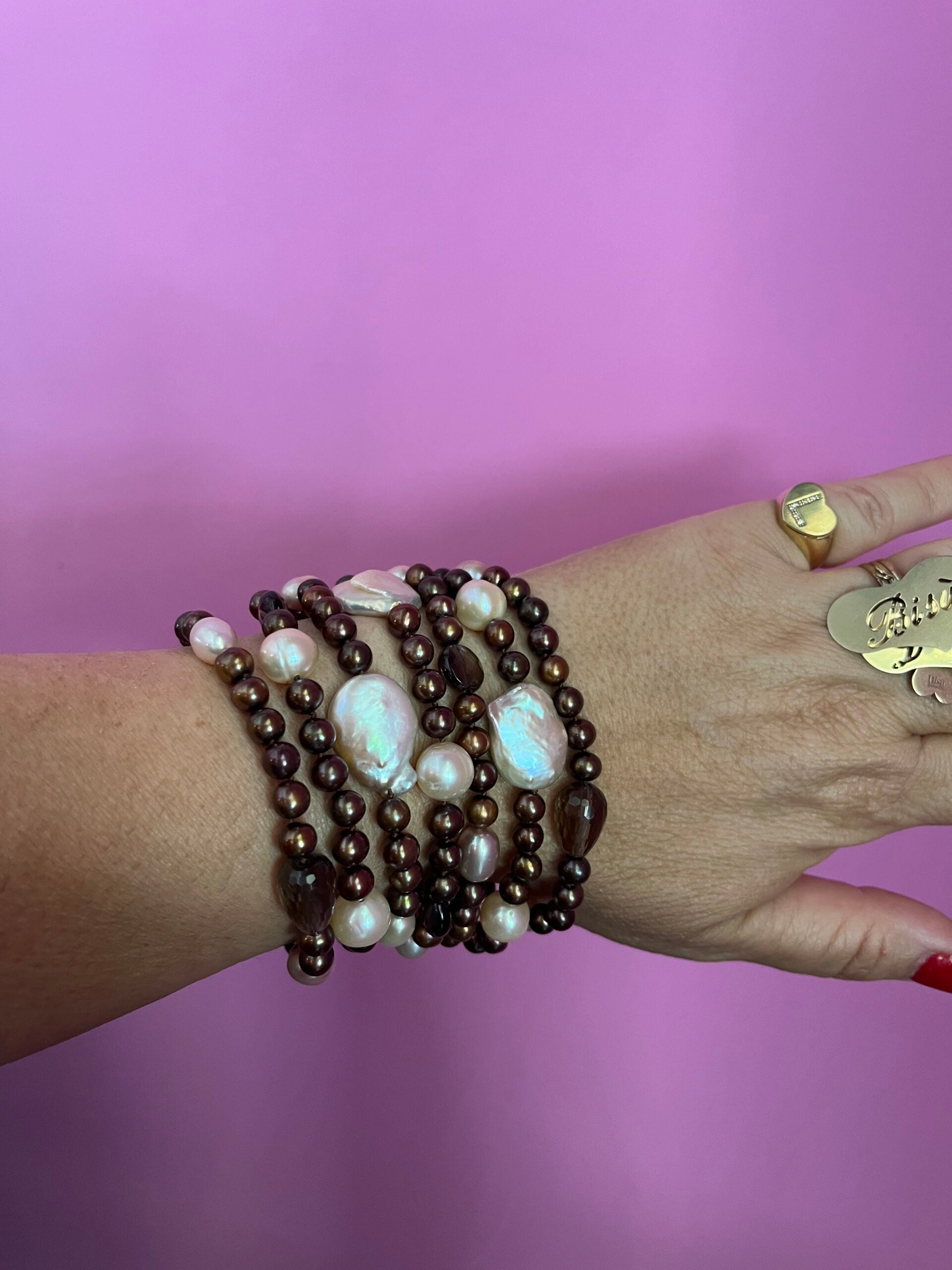 MAGNIFICO - Bracciale multifili - 7 file - perle brown e bianche coltivate barocche e piatte e topazio fumè