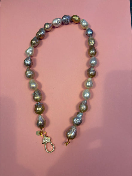 Collana Luce con PERLE coltivate barocche - chiusura gioiello - cm 48- con charms Luce