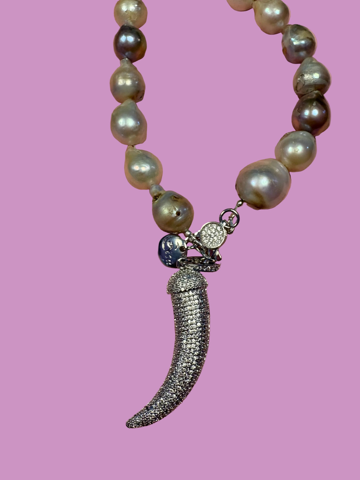 Collana TALISMANI con PERLE coltivate barocche - chiusura gioiello Argento 925 - cm 85 - con charms Corno