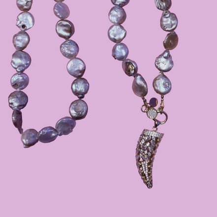 Collana TALISMANI con PERLE coltivate pastiglia barocche - chiusura gioiello Argento 925 - cm 85 - con charms Corno
