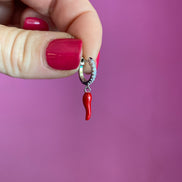 Mono orecchino con cornino rosso e anellina rodio