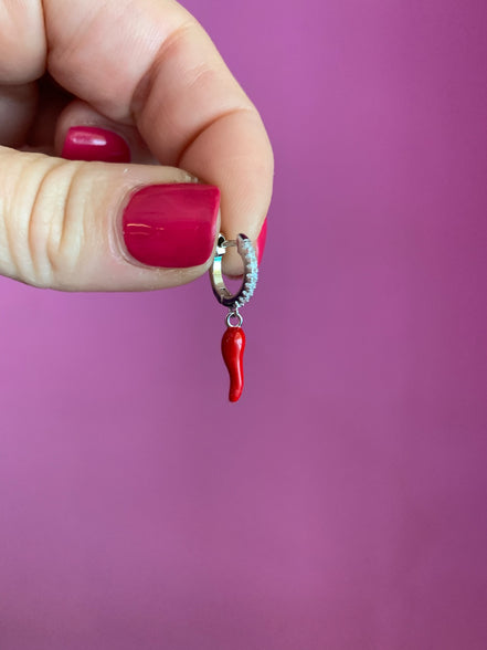 Mono orecchino con cornino rosso e anellina rodio