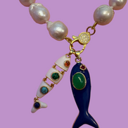 Collana OCEANO - PERLE coltivate barocche - chiusura gioiello argento 925 - cm 40- con charms pesci