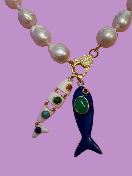 Collana OCEANO - PERLE coltivate barocche - chiusura gioiello argento 925 - cm 40- con charms pesci