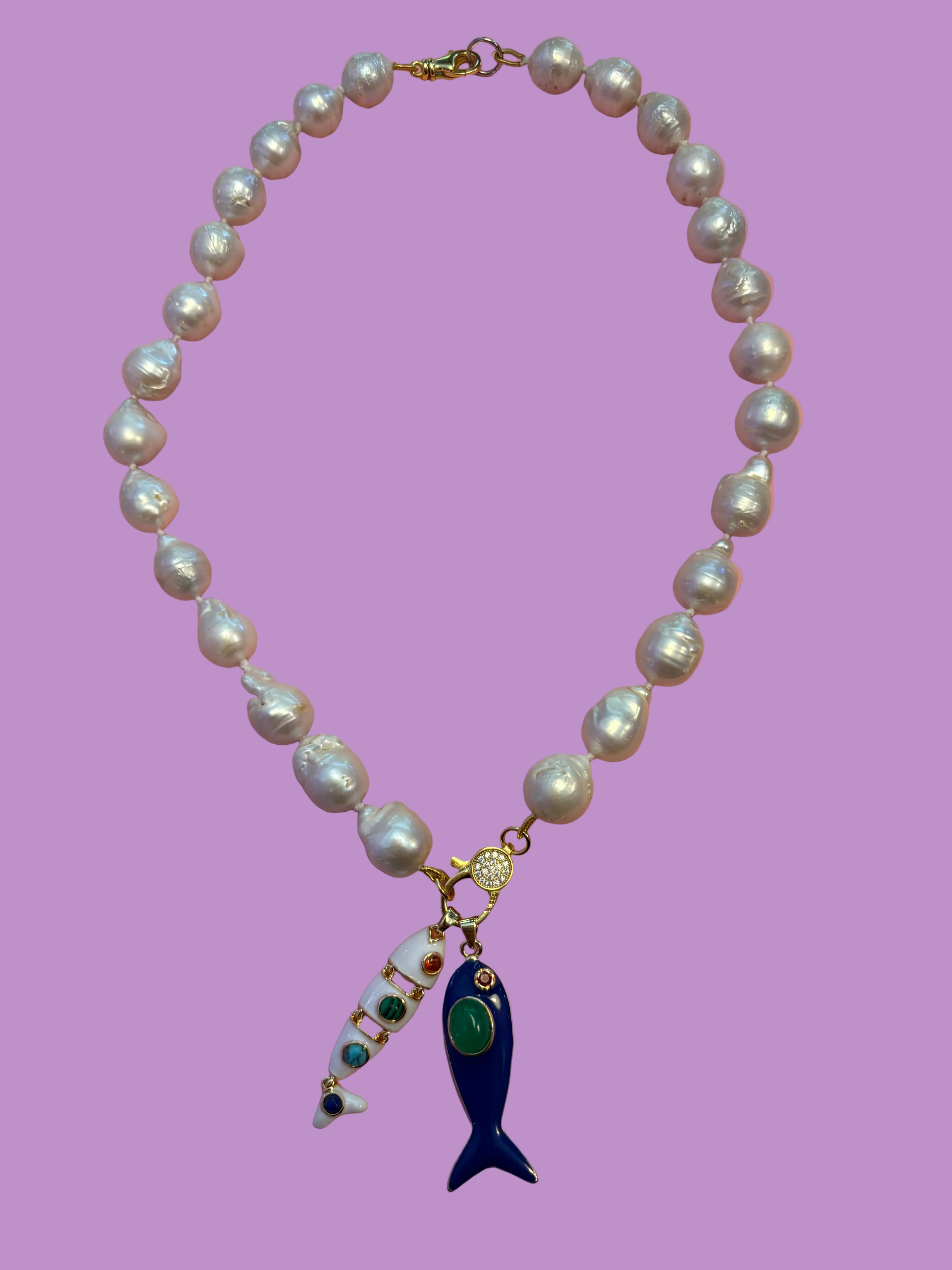 Collana OCEANO - PERLE coltivate barocche - chiusura gioiello argento 925 - cm 40- con charms pesci