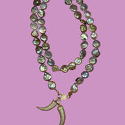 Collana TALISMANI con PERLE coltivate pastiglia barocche - chiusura gioiello Argento 925 - cm 85 - con charms Corni