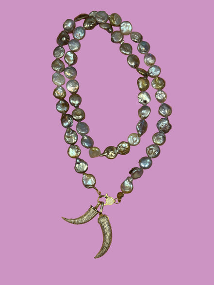 Collana TALISMANI con PERLE coltivate pastiglia barocche - chiusura gioiello Argento 925 - cm 85 - con charms Corni