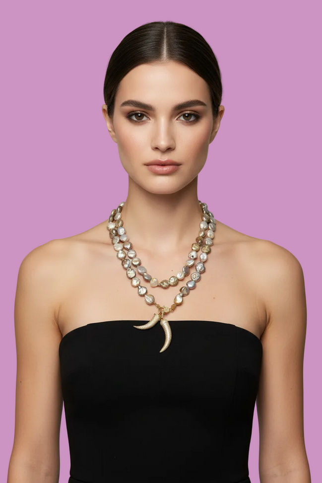 Collana TALISMANI con PERLE coltivate pastiglia barocche - chiusura gioiello Argento 925 - cm 85 - con charms Corni