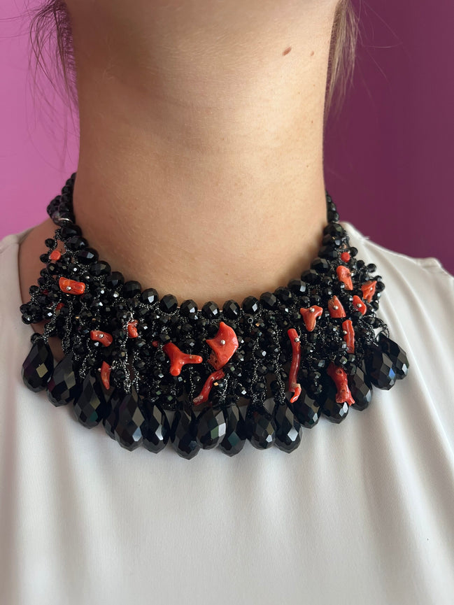 INCANTEVOLE -   MEDITERRANEA Chocker flessibile onic con cascata cristalli neri swarovski e corallo
