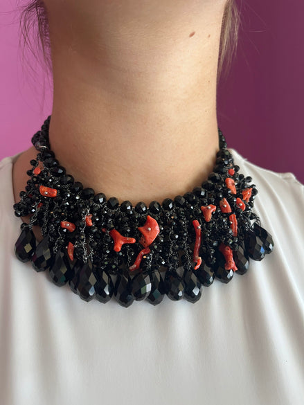 INCANTEVOLE -   MEDITERRANEA Chocker flessibile onic con cascata cristalli neri swarovski e corallo