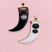 Charm CORNO 5 – Collezione TALISMANI smalto nero o panna