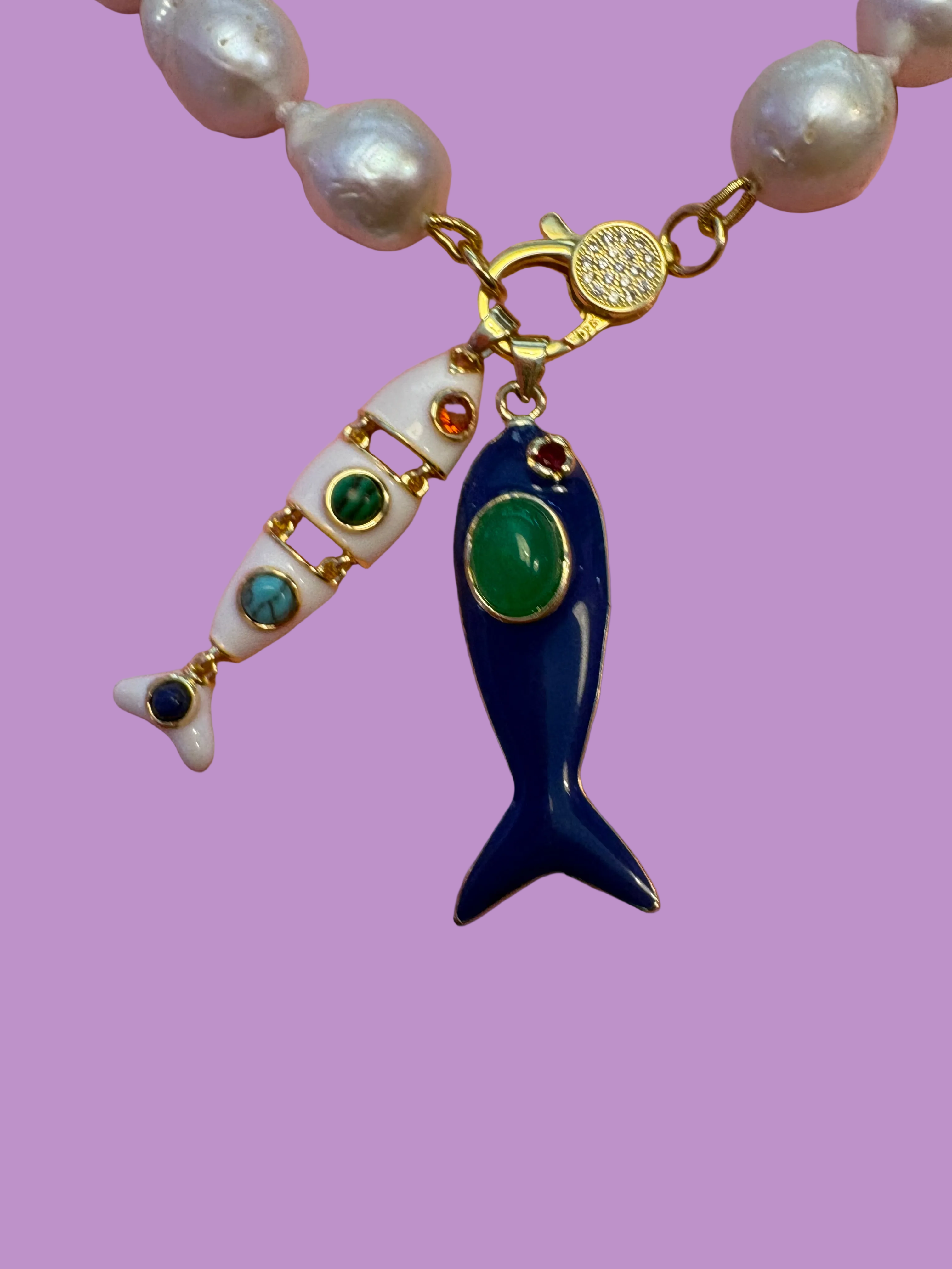 Collana OCEANO - PERLE coltivate barocche - chiusura gioiello argento 925 - cm 40- con charms pesci